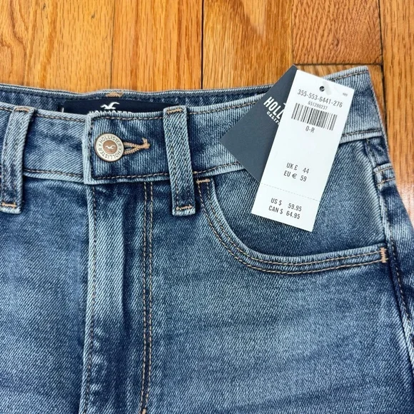 NWT Hollister Women's Straight Leg High Rise Mom Jeans with Floral Patch Design - Picture 4 of 13